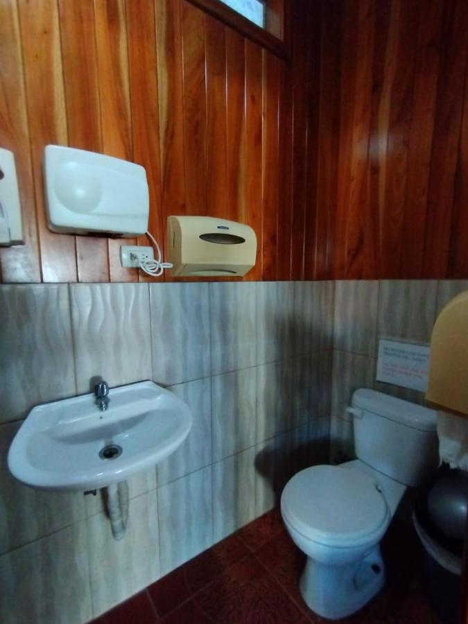 Hostal Brisas Del Mar Puerto Villamil Ngoại thất bức ảnh