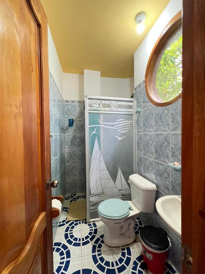 Hostal Brisas Del Mar Puerto Villamil Ngoại thất bức ảnh