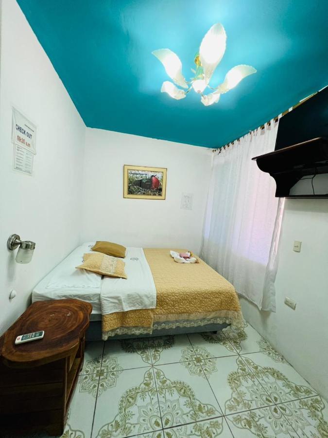 Hostal Brisas Del Mar Puerto Villamil Ngoại thất bức ảnh